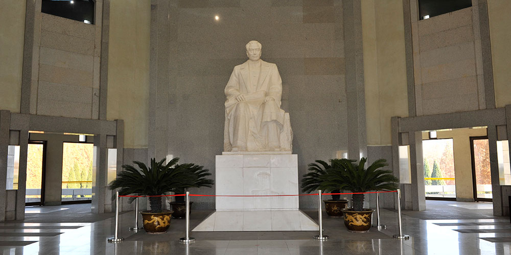 周恩來(lái)紀(jì)念館主館漢白玉像